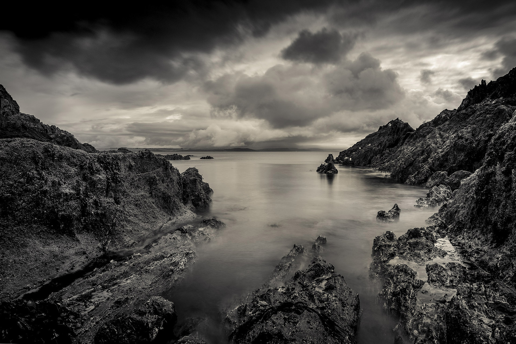 Rocks_and_sea_early_morning_mevagissey_cornwall
